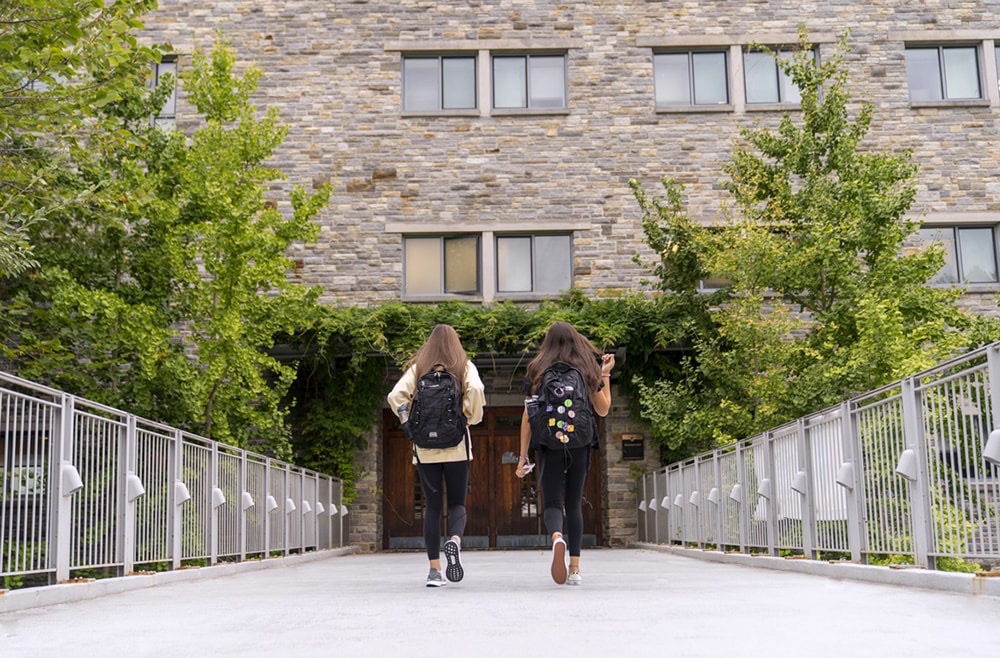 Students walking into Maryland Hall